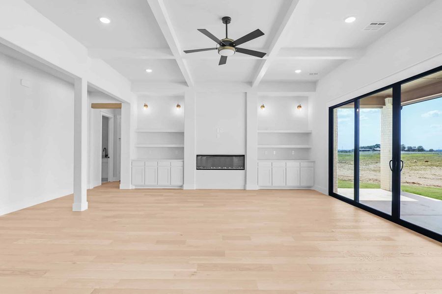 Representative unfurnished interior of a home built from the The Thorntree by Lillian Custom Homes in Bison Meadow, Waxahachie (Image 22).