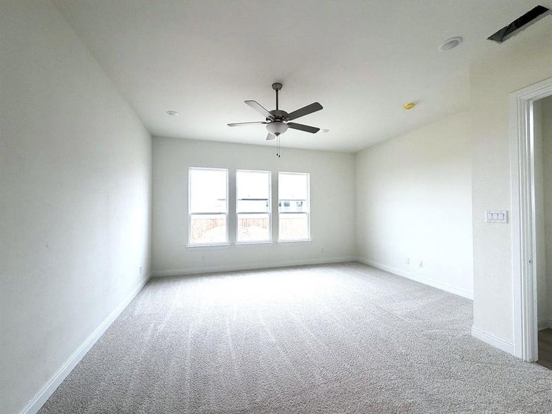 Spacious, unfurnished interior of a new home in Sweetgrass, Haslet (Image 8).