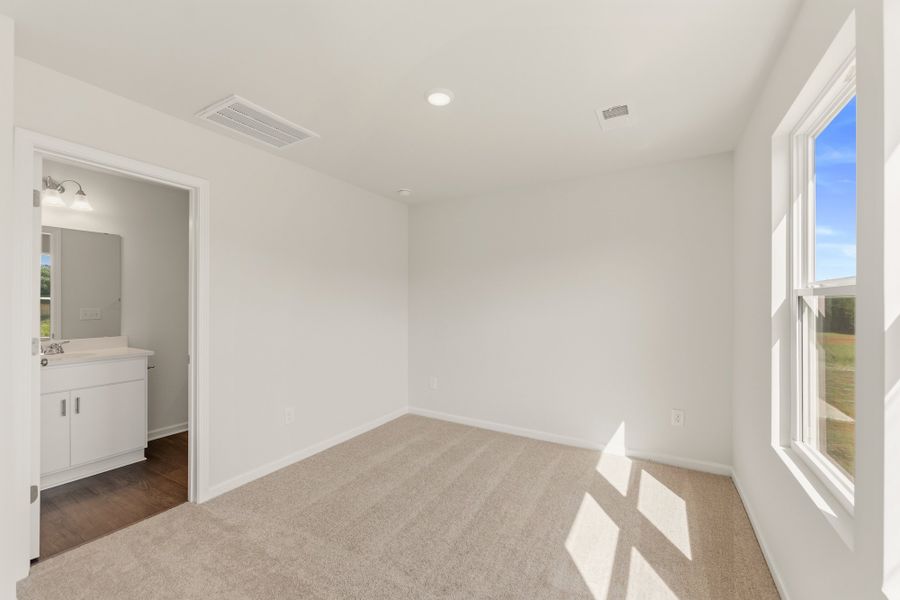 Spacious, unfurnished interior of a new home in Evergreen, Spartanburg (Image 13).