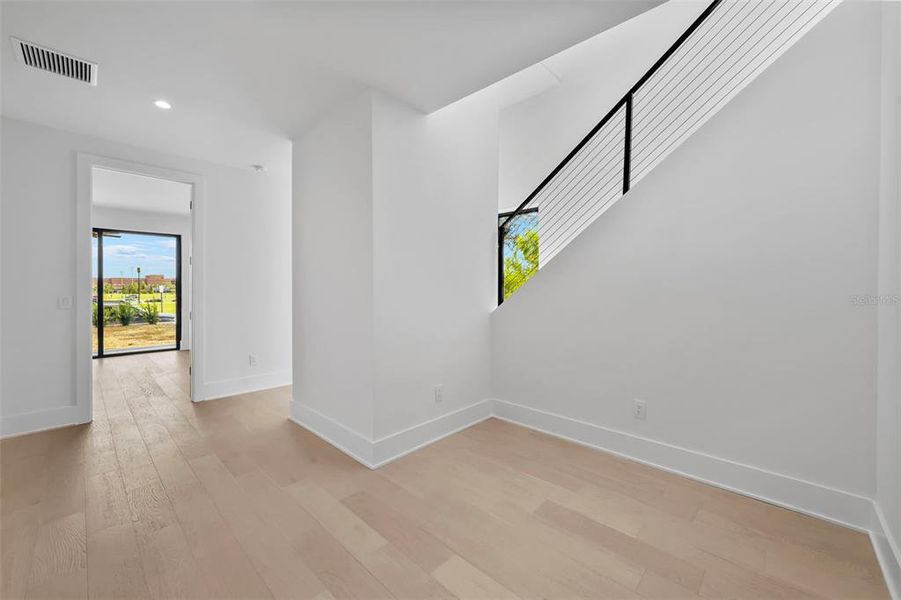 Spacious, unfurnished interior of a new home in , Tampa (Image 21).