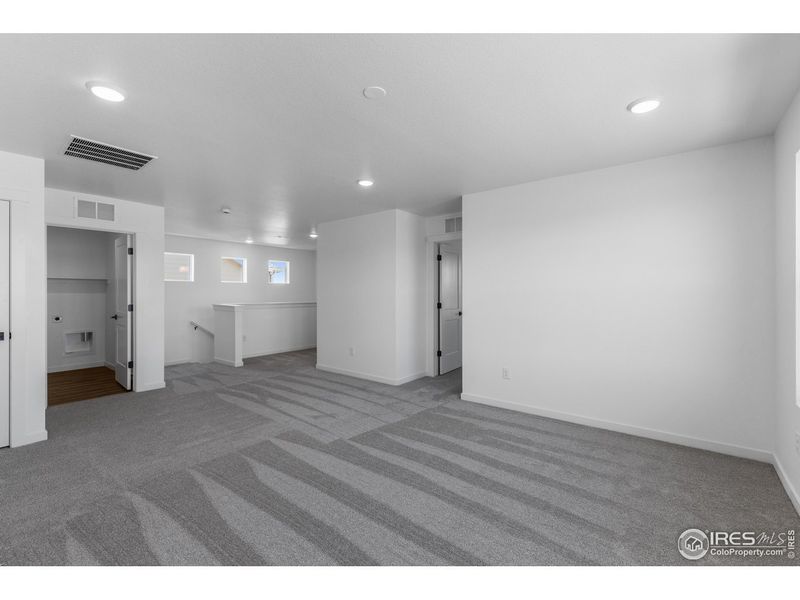 Spacious, unfurnished interior of a new home in Granary, Johnstown (Image 14).