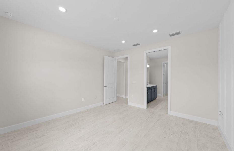 Spacious, unfurnished interior of a new home in Shores at Stillwater, Englewood (Image 20).