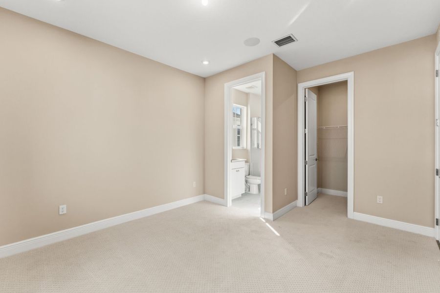 Spacious, unfurnished interior of a new home in Newfield - Rosette Park, Palm City (Image 20).