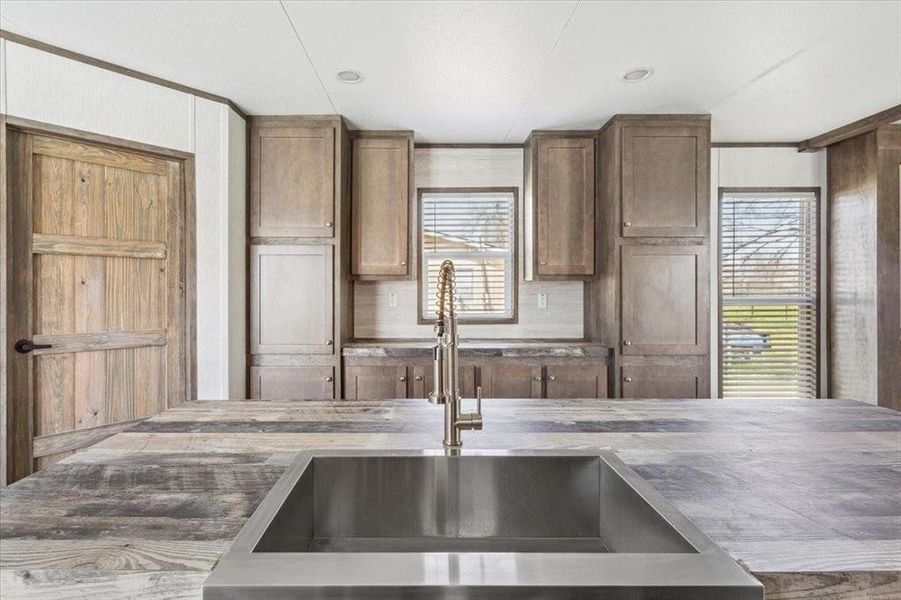 Furnished interior view inside a new home in , Mexia (Image 5).