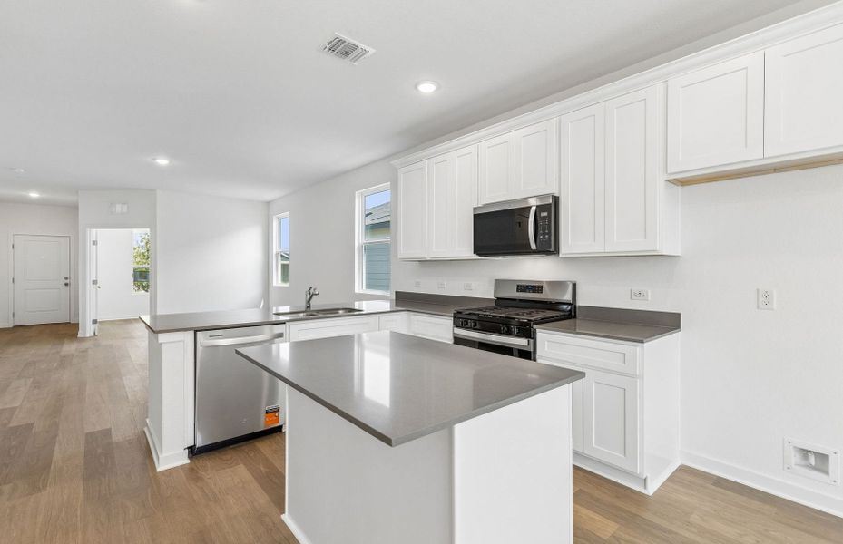 Furnished interior view inside a new home in Vantage, San Marcos (Image 10).