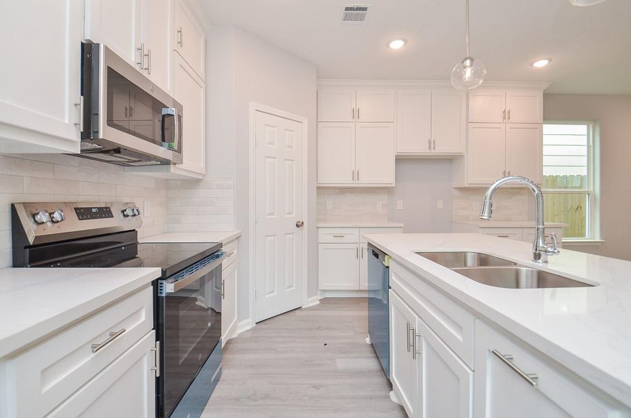 Cocina iluminada con mucho espacio de guardado, barras amplias y distribución práctica.Social: “Chef-friendly.”