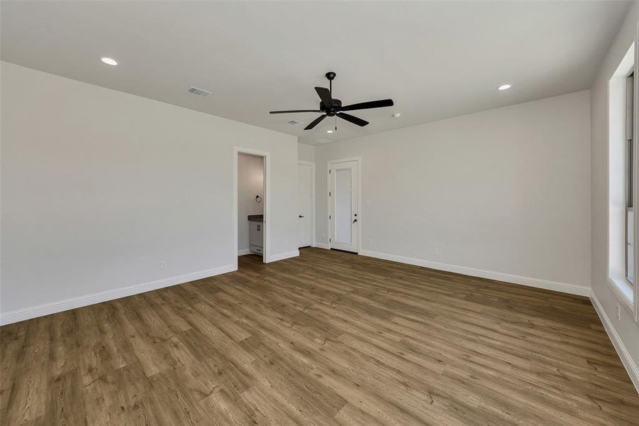 Spacious, unfurnished interior of a new home in , Weatherford (Image 21).