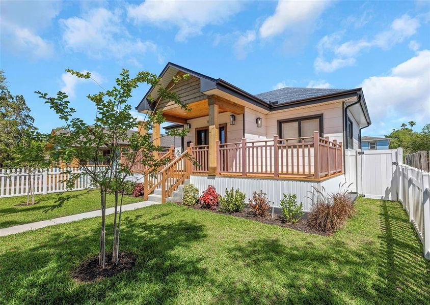 Exterior details and patio area of a home in , St. Petersburg (Image 44).
