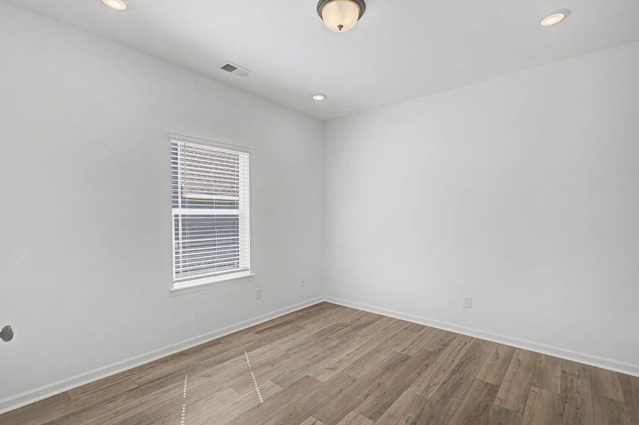 Spacious, unfurnished interior of a new home in The Oaks, Clarksville (Image 19).