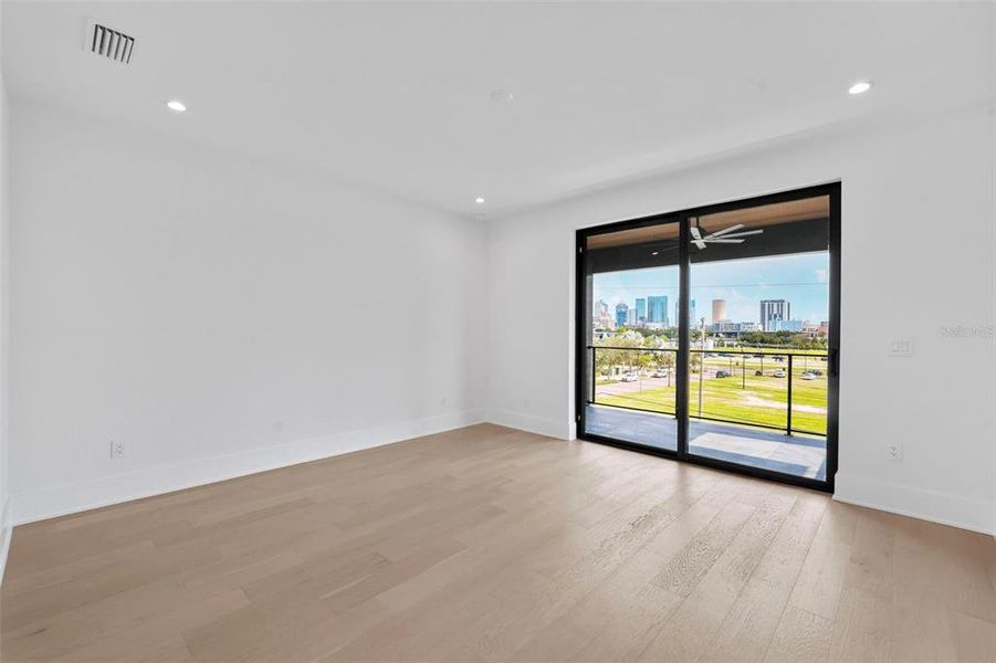 Spacious, unfurnished interior of a new home in , Tampa (Image 32).