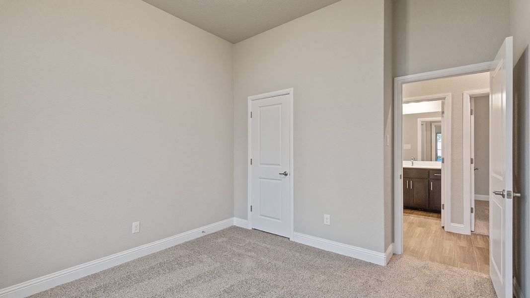 Spacious, unfurnished interior of a new home in Lakeview Pointe, Grand Prairie (Image 24).