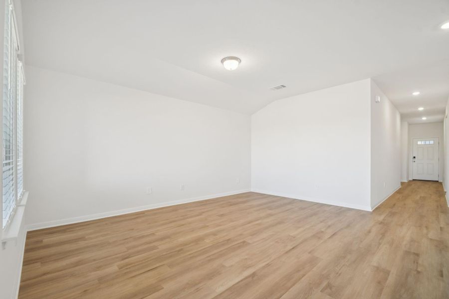 Spacious, unfurnished interior of a new home in , Conroe (Image 12).