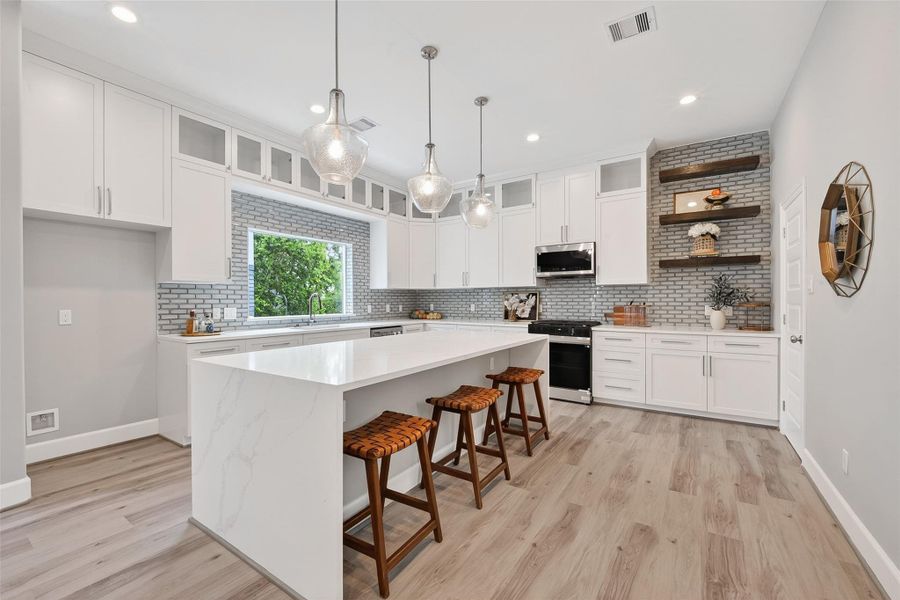 Welcome Home to 1122 W 16th Street Unit D Welcome Home to 1122 W 16th Street Unit D
