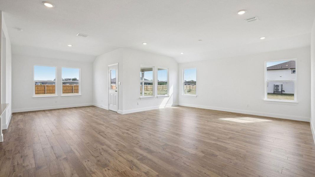 Spacious, unfurnished interior of a new home in Railhead, Cedar Creek (Image 26).