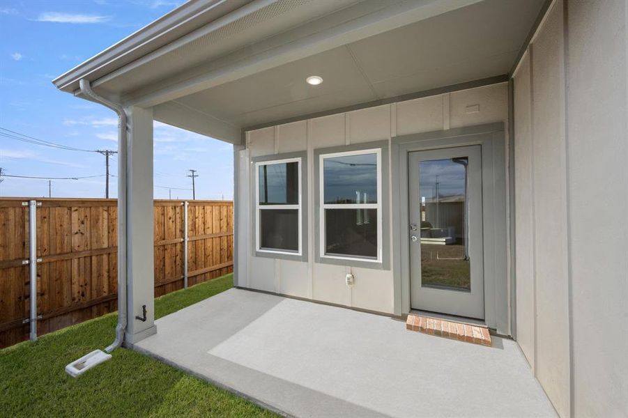 1408 Blackthorne- Back-3