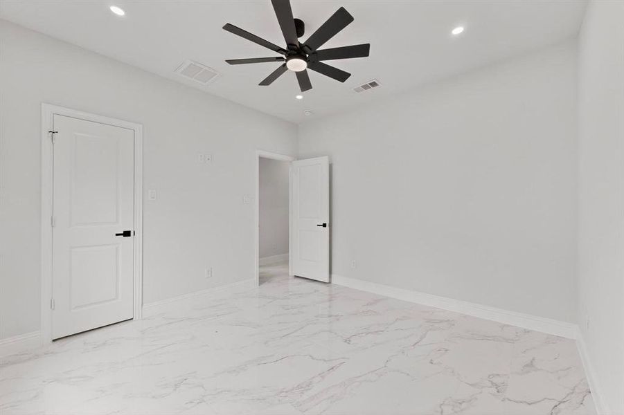 Spacious, unfurnished interior of a new home in , Tool (Image 35).