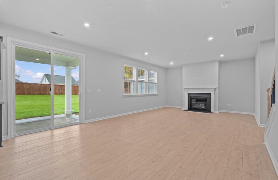 Spacious, unfurnished interior of a new home in Fox Hollow, Spartanburg (Image 31).