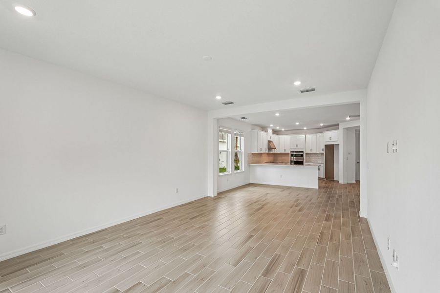 Spacious, unfurnished interior of a new home in Tiburon, Nokomis (Image 8).