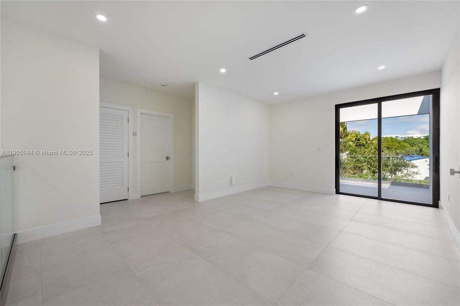 Spacious, unfurnished interior of a new home in , Miami (Image 19).