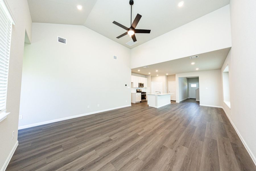 Spacious, unfurnished interior of a new home in River's Edge, Conroe (Image 10).