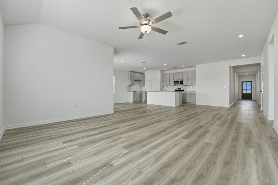 Spacious, unfurnished interior of a new home in Longview, Del Valle (Image 10).
