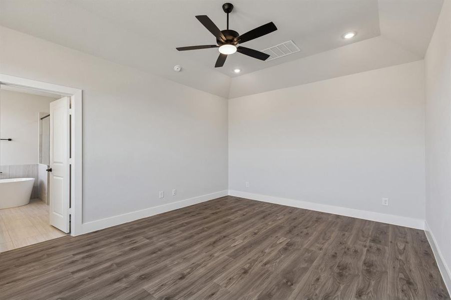 Spacious, unfurnished interior of a new home in Ellis Ranch Estates, Waxahachie (Image 29). Spacious, unfurnished interior of a new home in Ellis Ranch Estates, Waxahachie (Image 29).