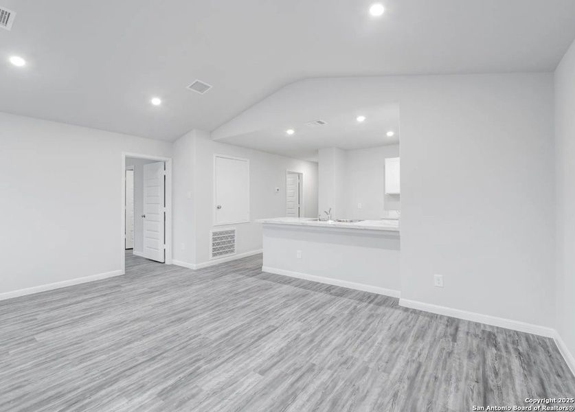 Spacious, unfurnished interior of a new home in Las Colinas, Kenedy (Image 4).
