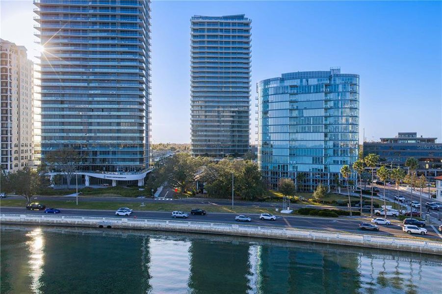 Condo located in Tampa, FL showcasing its design and architecture (Image 32).