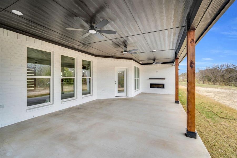 Exterior details and patio area of a home in , Waxahachie (Image 25).