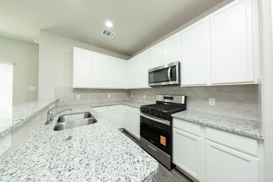 Furnished interior view inside a new home in Mackenzie Creek, Conroe (Image 6).