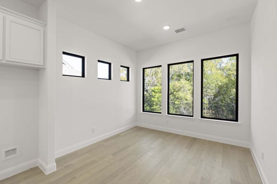 Spacious, unfurnished interior of a new home in Park Hills, Rockwall (Image 17).