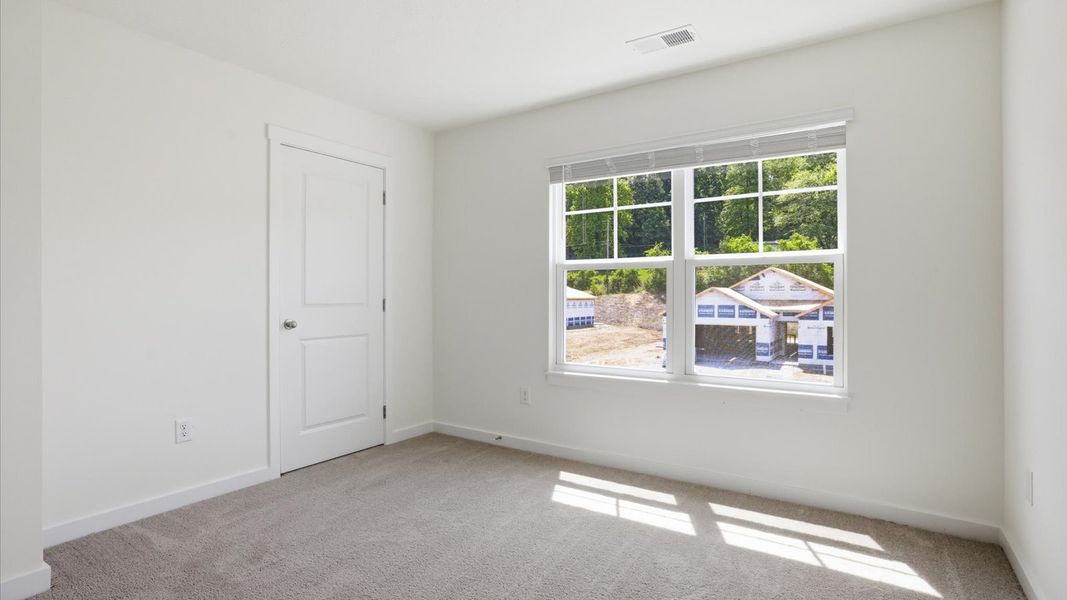 Spacious, unfurnished interior of a new home in Oak Hill, Vonore (Image 31).
