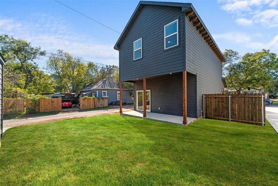 Exterior details and patio area of a home in , Cleburne (Image 25).