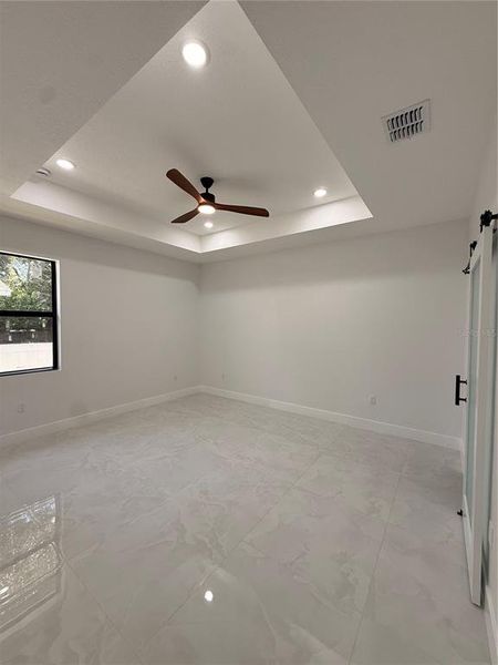 Spacious, unfurnished interior of a new home in , Tampa (Image 18).