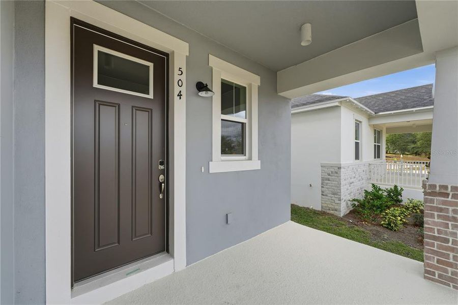 Exterior details and patio area of a home in Rainwood, Clermont (Image 3).