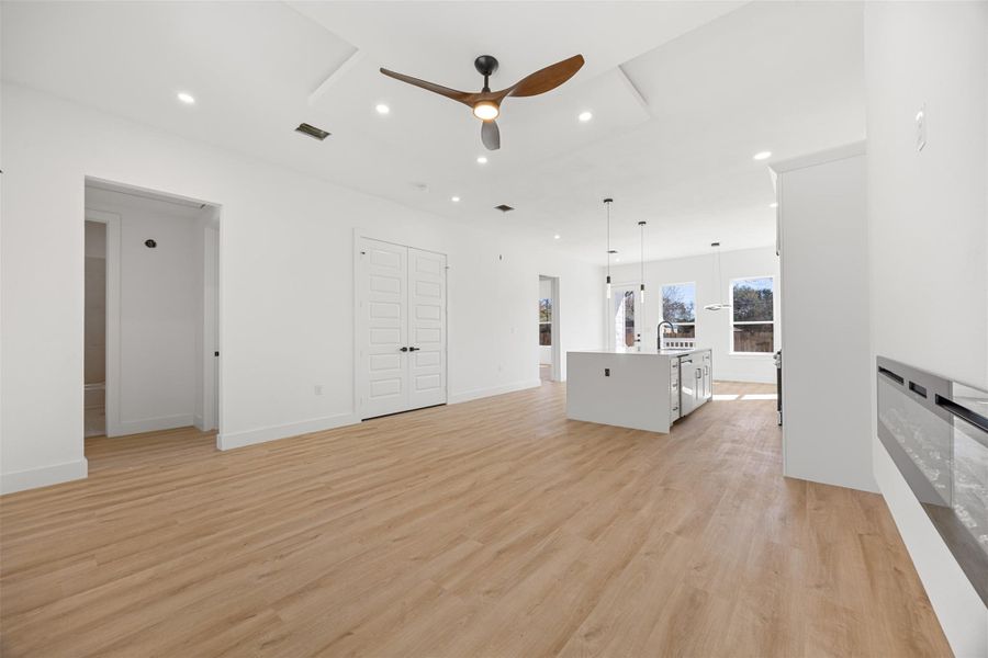 Open floor plan, view from the livingroom into the kitchen.
