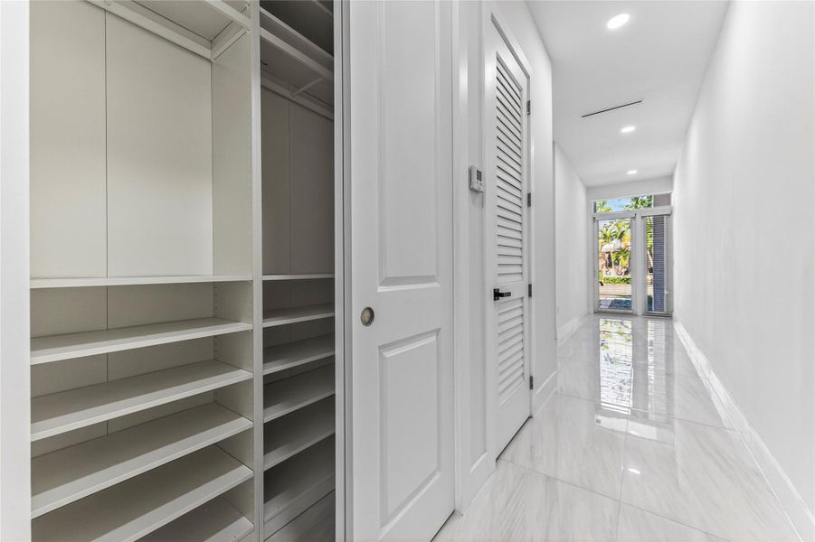 Spacious, unfurnished interior of a new home in , Fort Lauderdale (Image 28).
