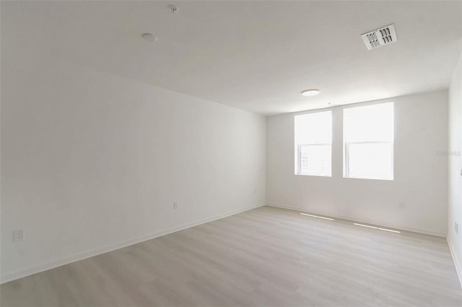 Spacious, unfurnished interior of a new home in , Orlando (Image 12).