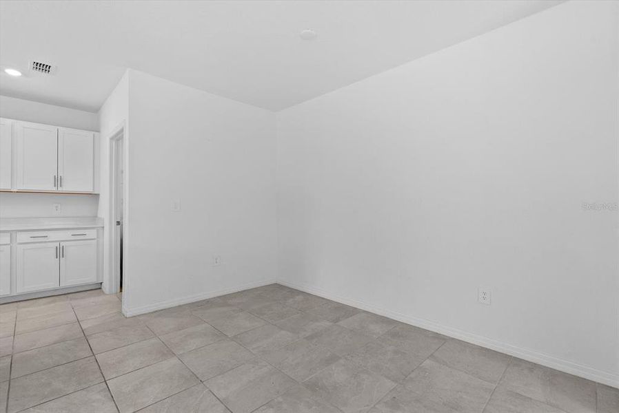 Spacious, unfurnished interior of a new home in , Bradenton (Image 31).