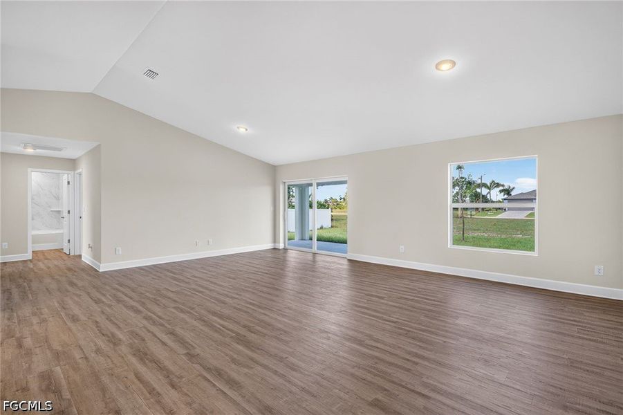 Spacious, unfurnished interior of a new home in Cape Coral, Cape Coral (Image 19).