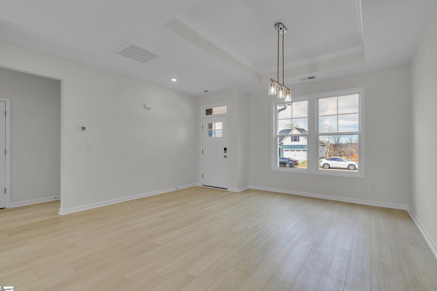 Spacious, unfurnished interior of a new home in Lynbrook, Boiling Springs (Image 13).