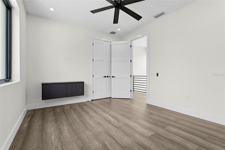 Spacious, unfurnished interior of a new home in , Sarasota (Image 71).