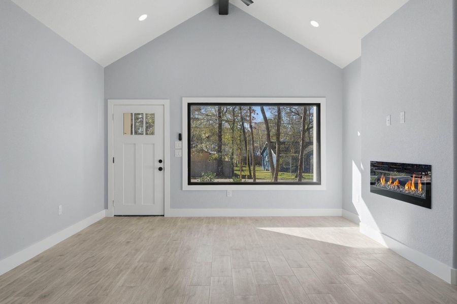 Spacious, unfurnished interior of a new home in , Willis (Image 12).