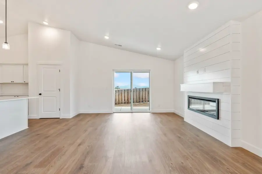 Spacious, unfurnished interior of a new home in Willowbrook, Madras (Image 20).