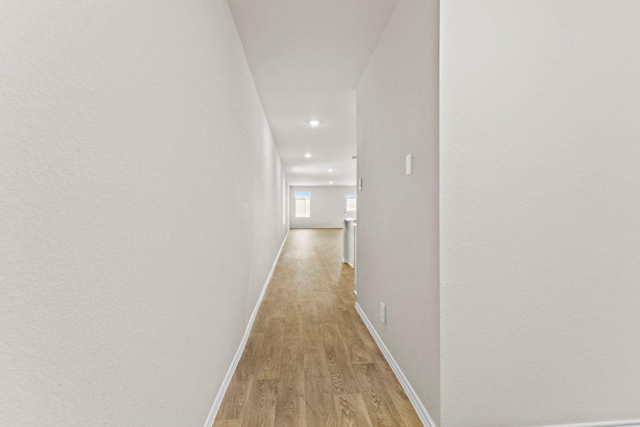 Spacious, unfurnished interior of a new home in Ladera, Luling (Image 9).