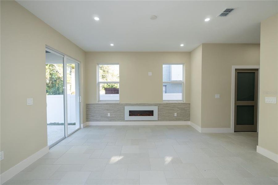 Spacious, unfurnished interior of a new home in , Tampa (Image 27).