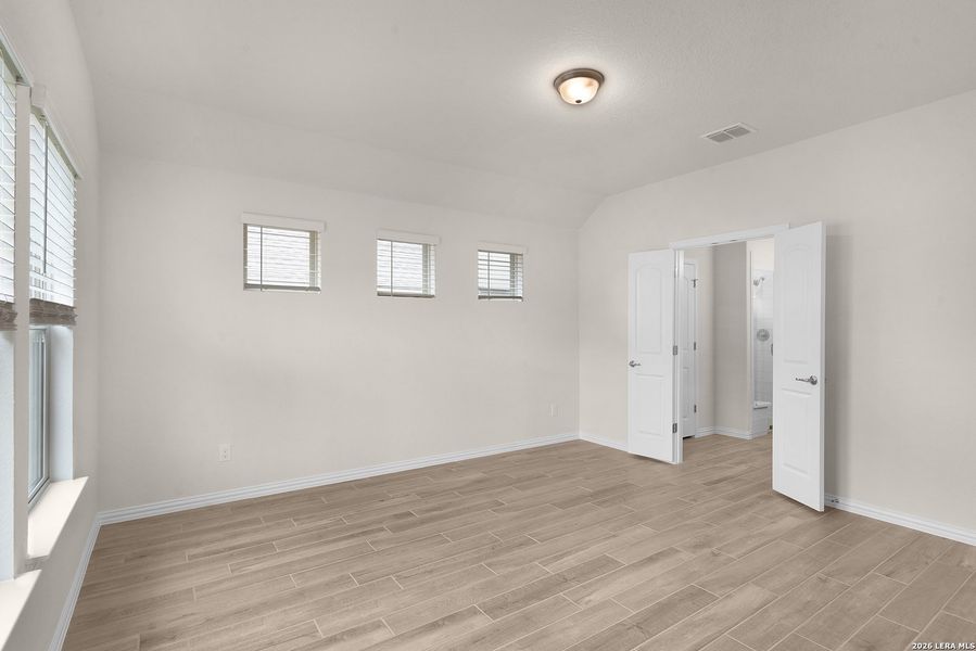 Spacious, unfurnished interior of a new home in Meyer Ranch - Enclave, New Braunfels (Image 16).
