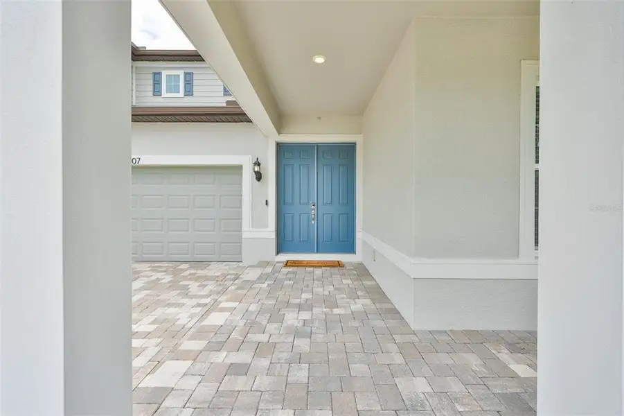 Exterior details and patio area of a home in , Apollo Beach (Image 3).