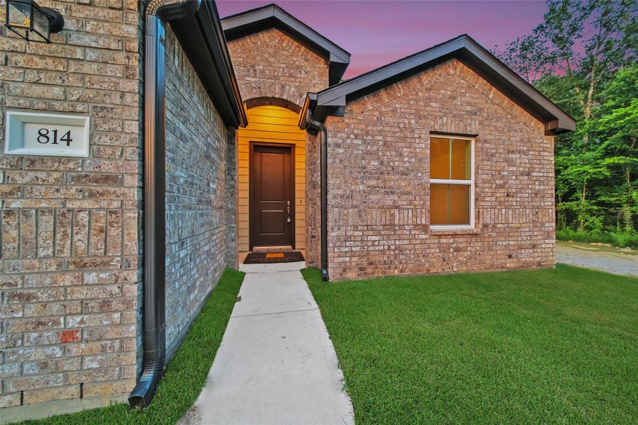 Exterior details and patio area of a home in , New Caney (Image 3).