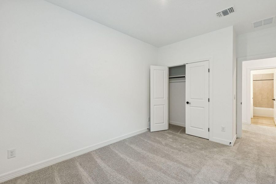 Spacious, unfurnished interior of a new home in Valencia, Manvel (Image 20).